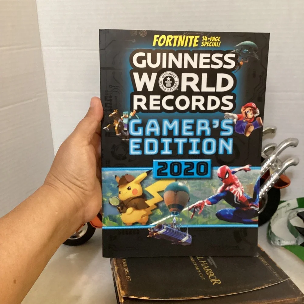 Guinness World Records Gamers Edition 2020 Fortnite Pokemon Book & Cards (200)
